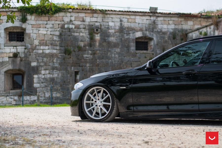 Детали экстерьера BMW 5-Series Touring on Vossen Wheels (VFS1) 2017 года  (фото 25 из 29)